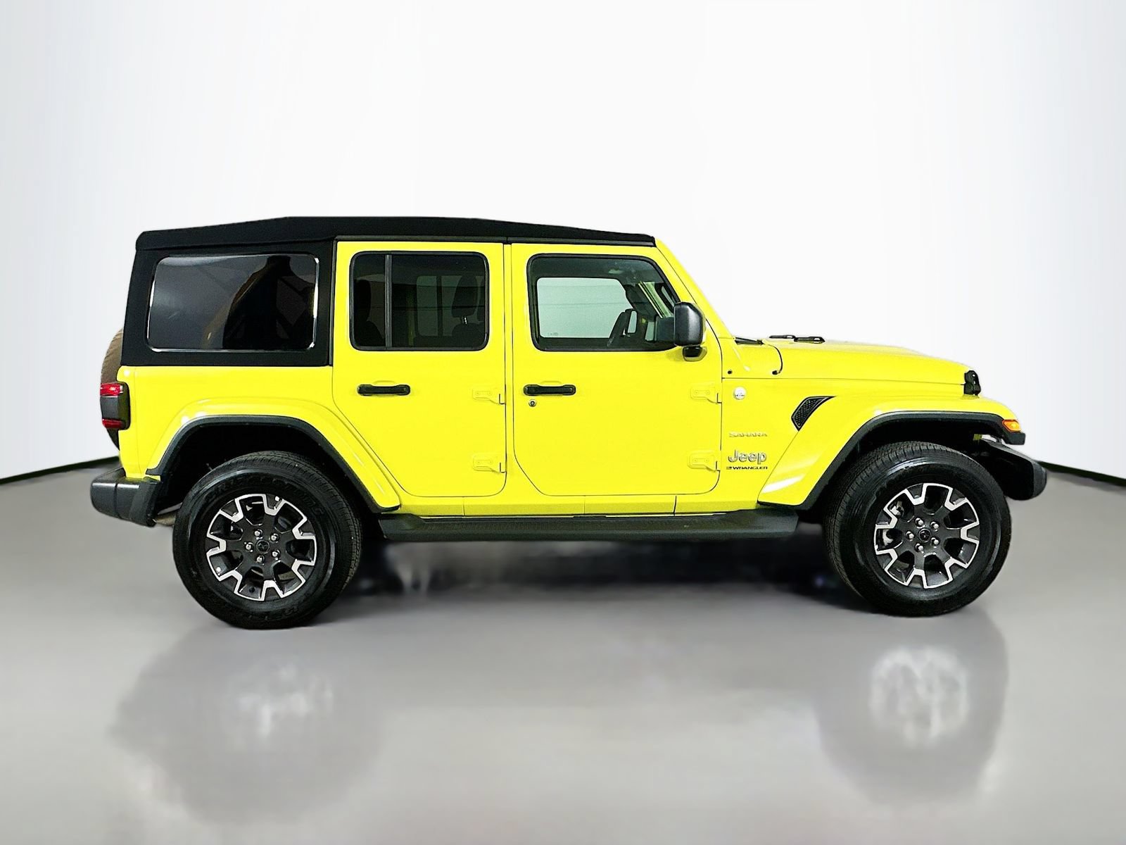 Used 2024 Jeep Wrangler Unlimited Sahara w/ Technology Group AWD/4WD image 4