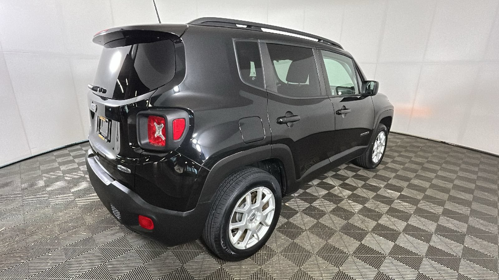 Used 2020 Jeep Renegade Latitude w/ Cold Weather Group AWD/4WD video 4