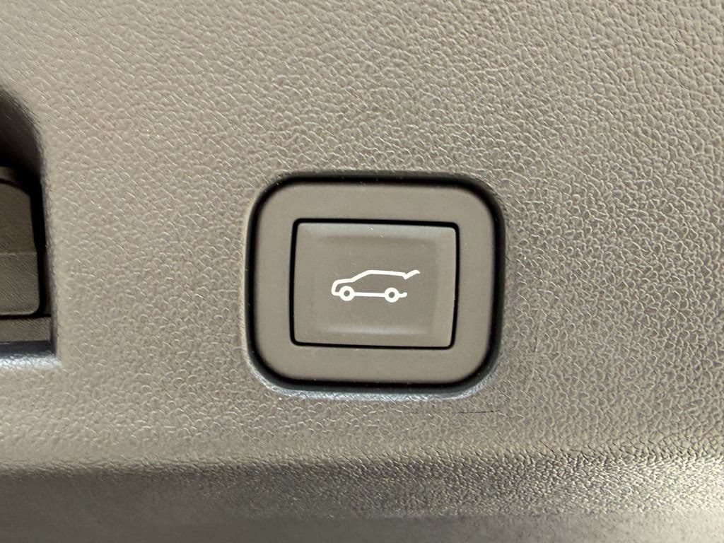 Used 2026 Chevrolet Traverse LT FWD image 14