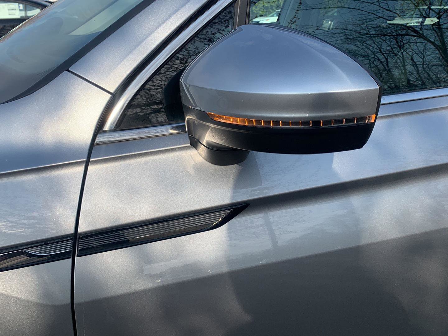 Used 2024 Volkswagen Tiguan SE w/ Panoramic Sunroof Package image 11