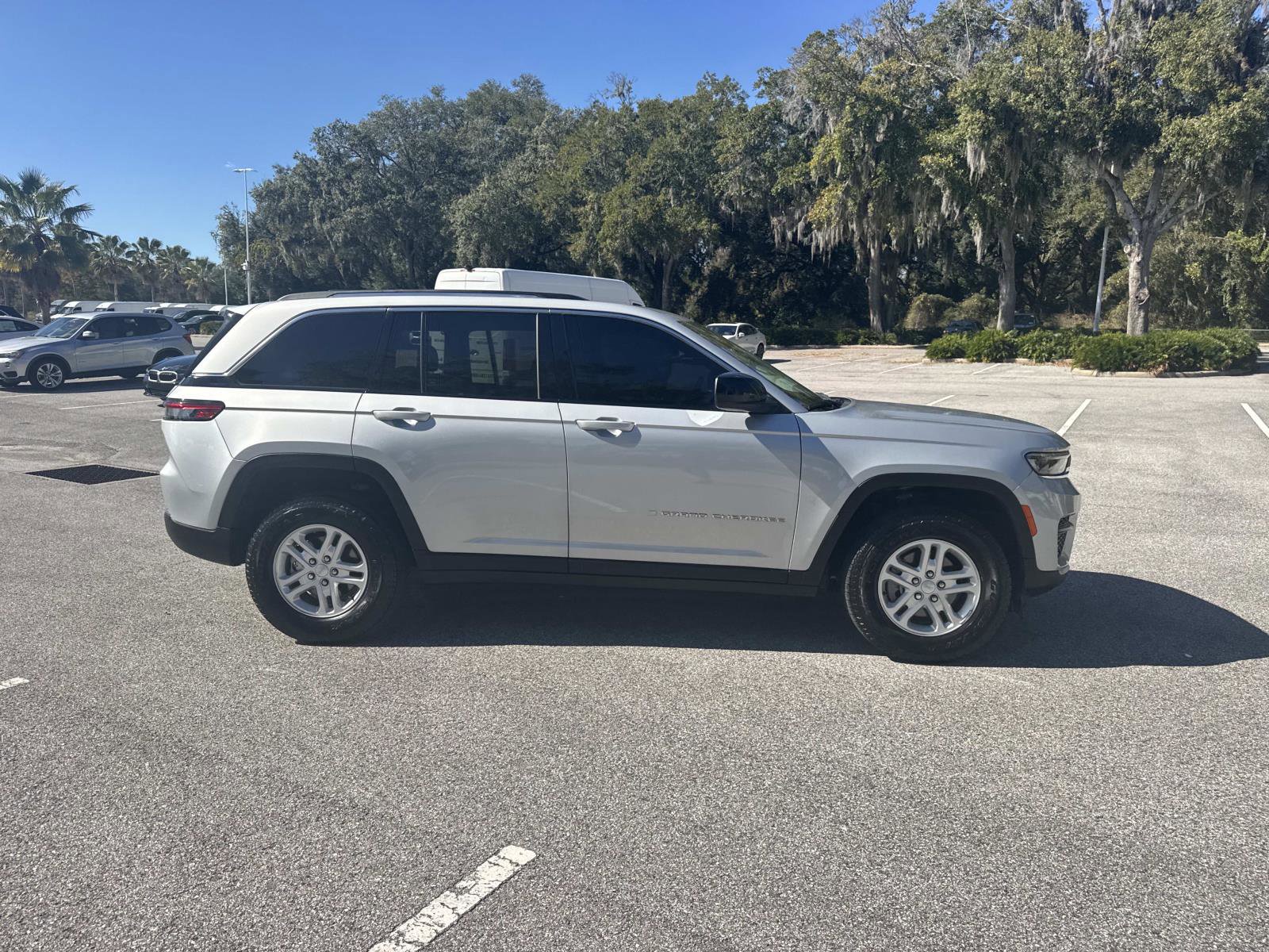 Used 2023 Jeep Grand Cherokee Laredo image 3