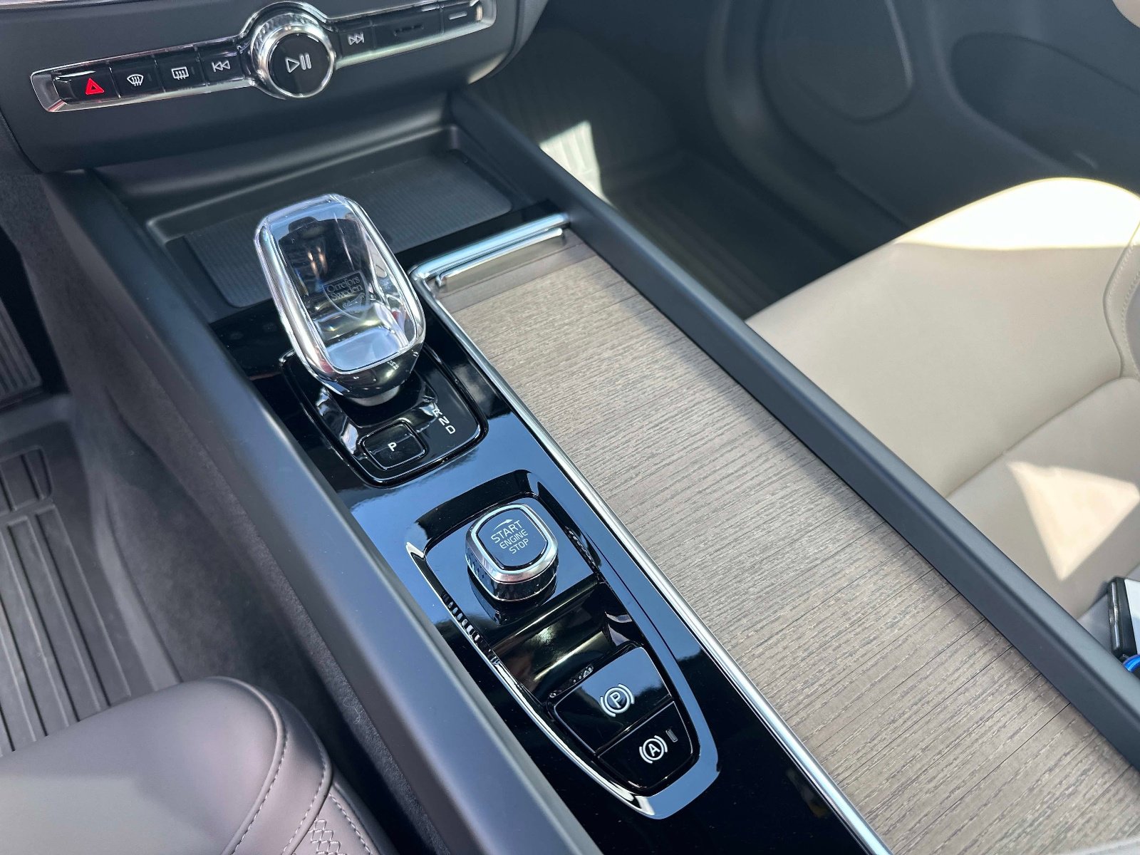 Certified 2026 Volvo XC60 B5 Plus w/ Protection Package Premier image 23