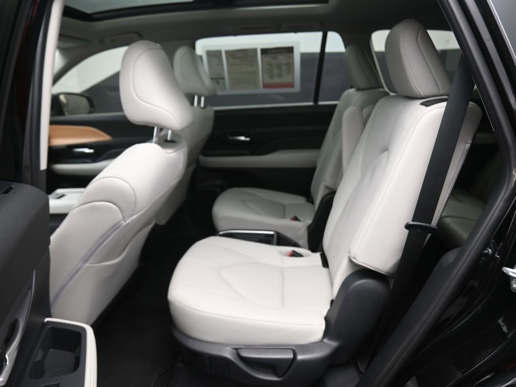Used 2025 Toyota Grand Highlander AWD image 11