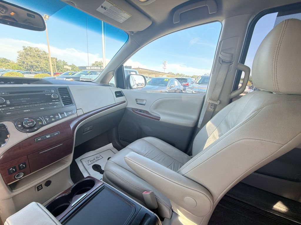 Used 2014 Toyota Sienna XLE FWD image 12