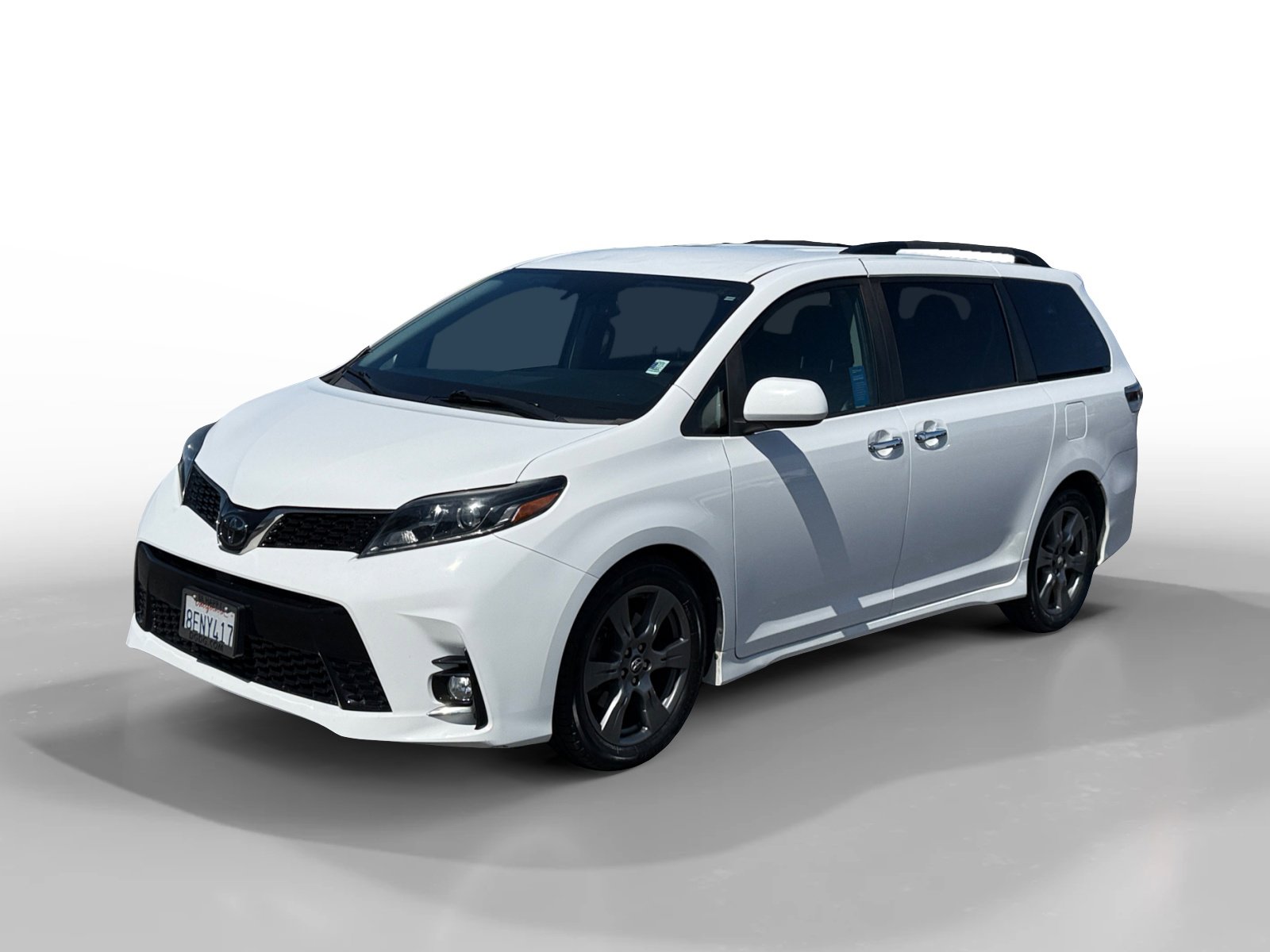 Used 2018 Toyota Sienna SE image 1