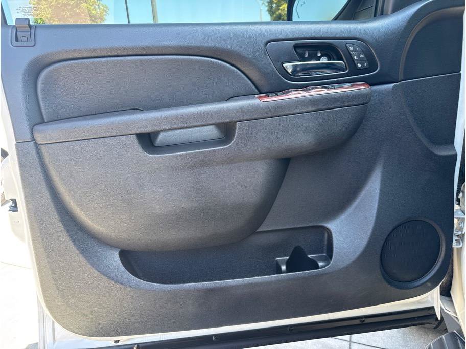 Used 2013 Chevrolet Suburban LTZ RWD image 14