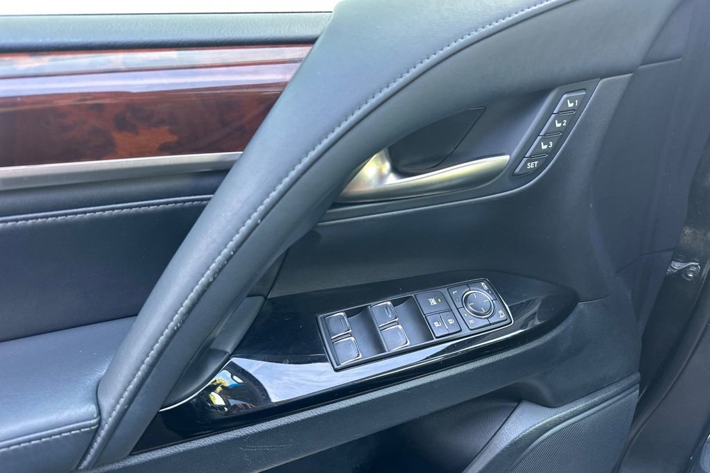 Used 2017 Lexus LX 570 4WD w/ Luxury Package image 11