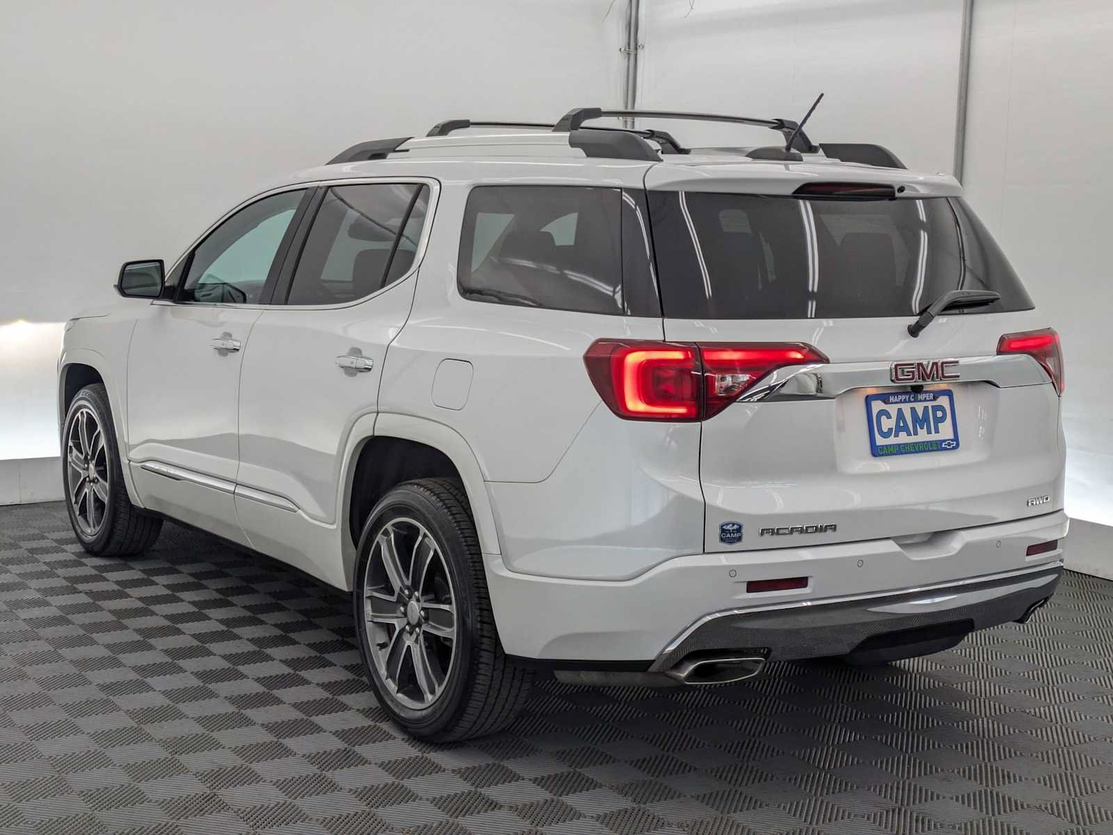Used 2017 GMC Acadia Denali w/ Technology Package AWD/4WD image 4