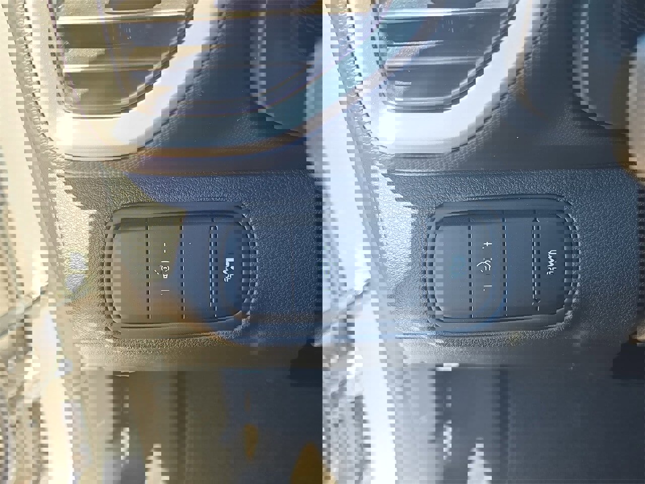 Used 2025 Hyundai Venue SE image 24