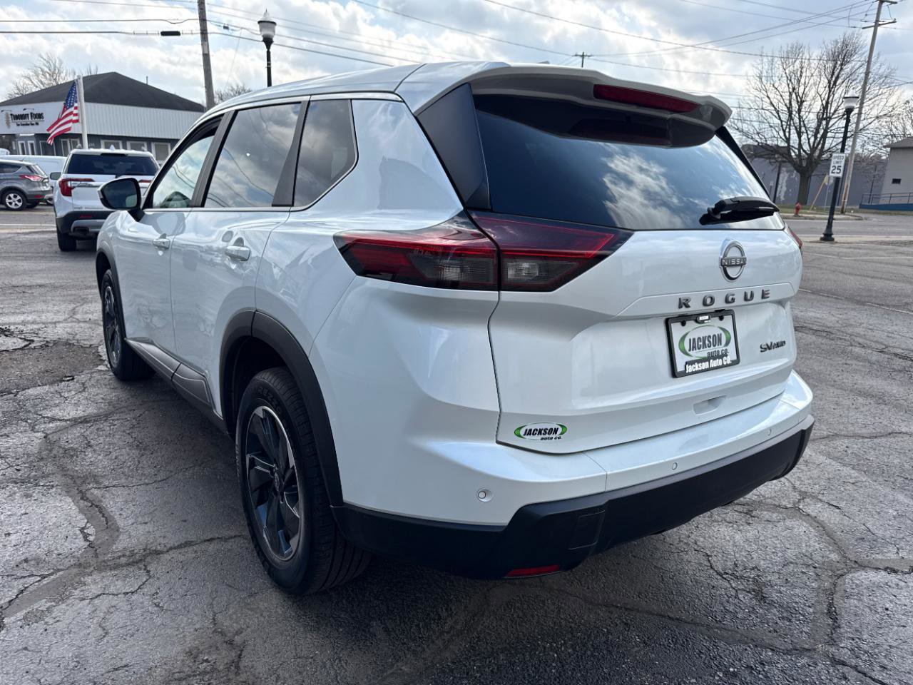 Used 2024 Nissan Rogue SV image 3