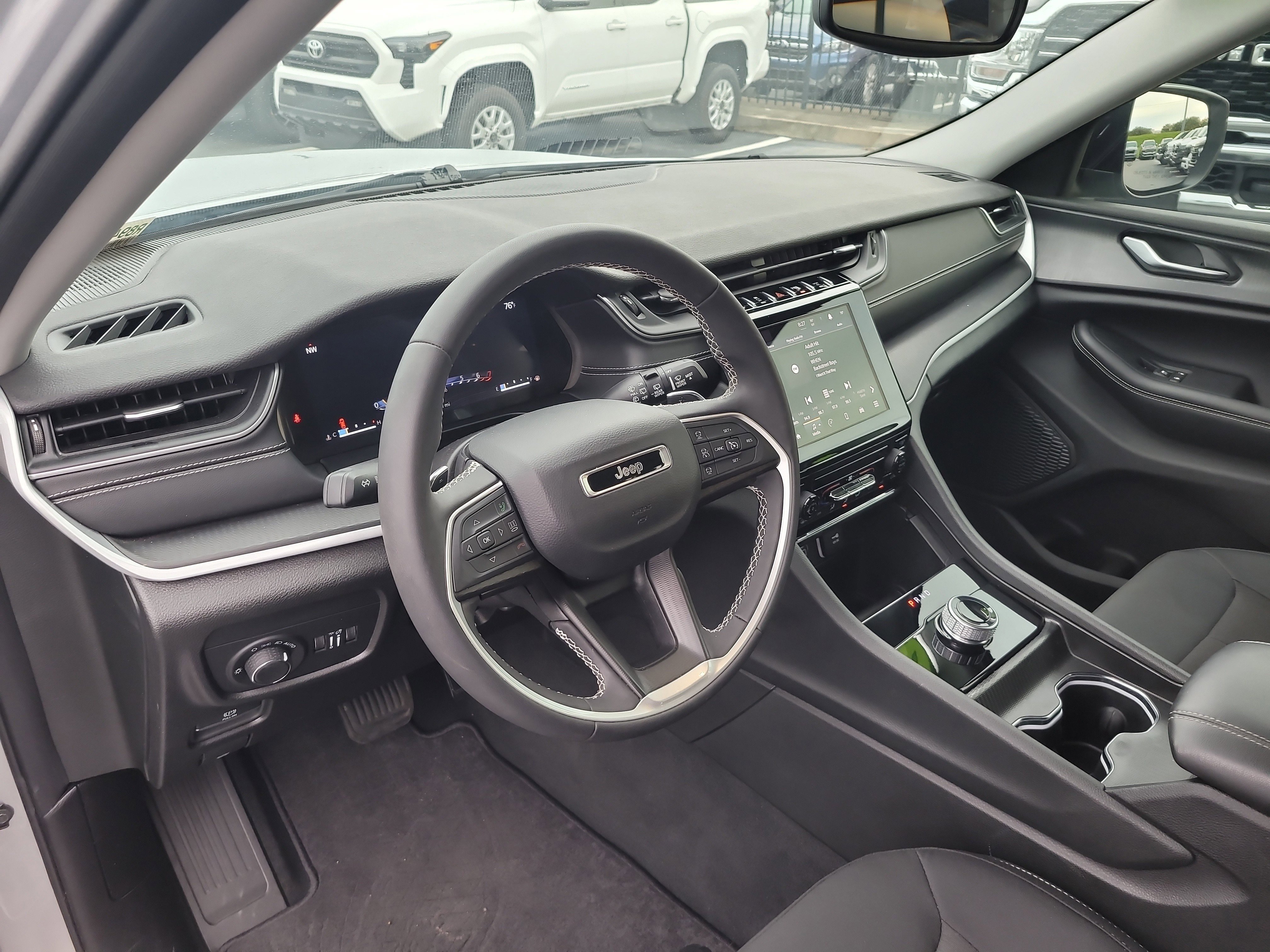 Used 2024 Jeep Grand Cherokee Laredo image 18