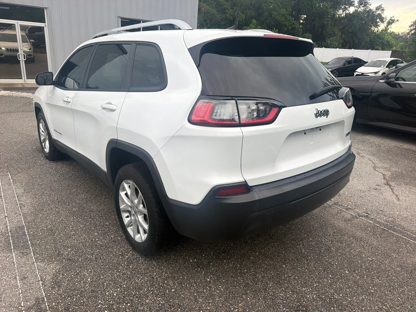 Used 2021 Jeep Cherokee Latitude FWD image 9