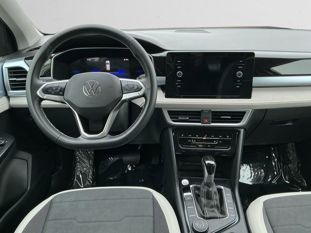 Used 2025 Volkswagen Taos SE image 10