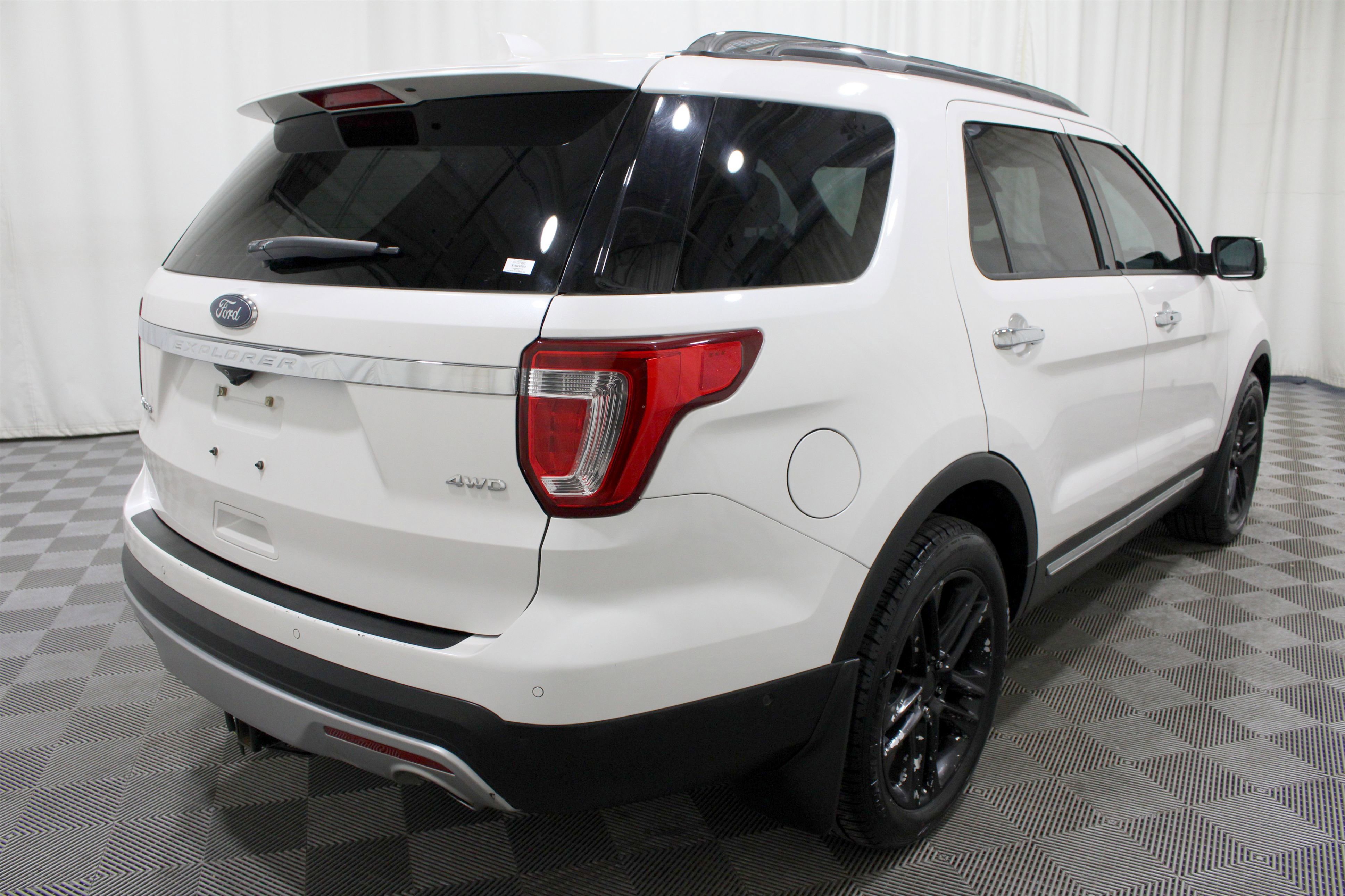 Used 2017 Ford Explorer Limited w/ Equipment Group 301A AWD/4WD image 31