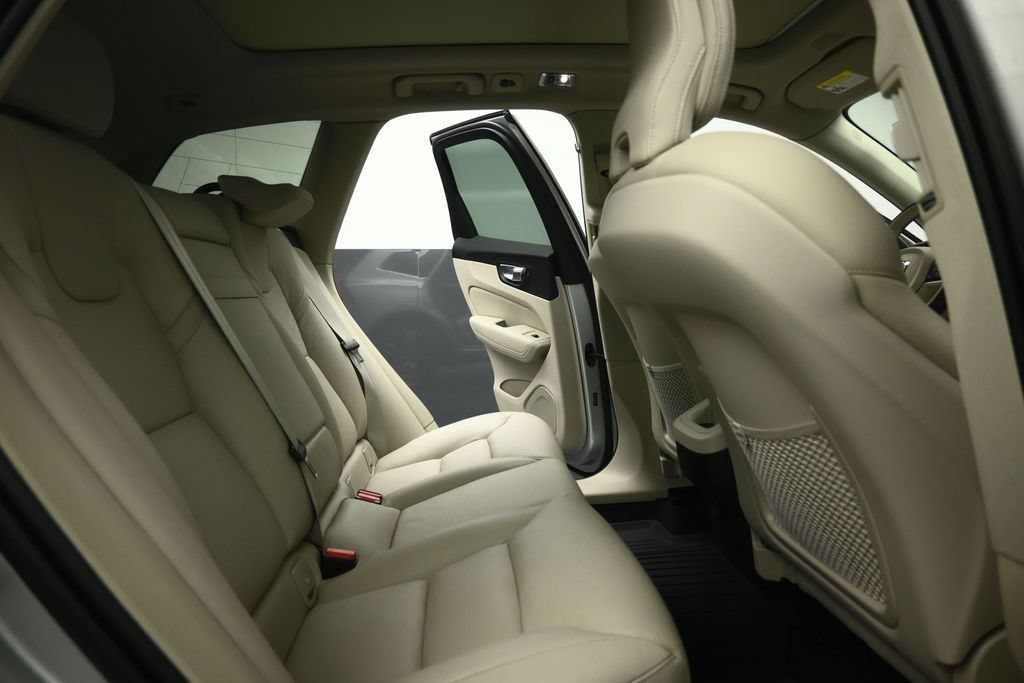 Used 2021 Volvo XC60 T5 Momentum w/ Advanced Package AWD/4WD image 56