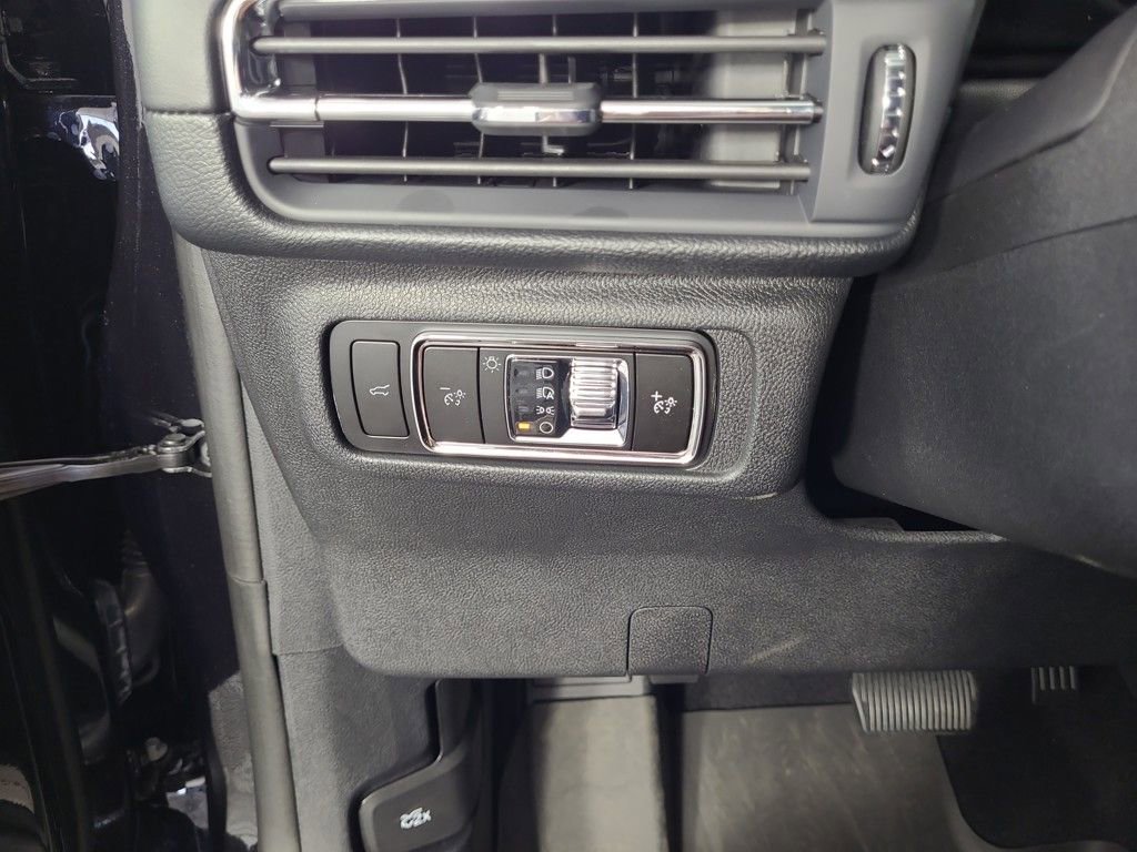 Used 2025 Lincoln Corsair AWD w/ Equipment Group 101A image 16