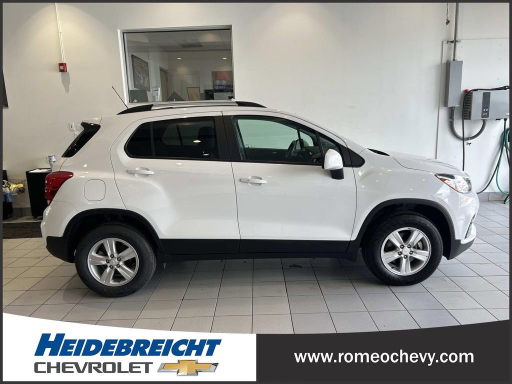 Certified 2022 Chevrolet Trax LT w/ LT Convenience Package AWD/4WD image 2