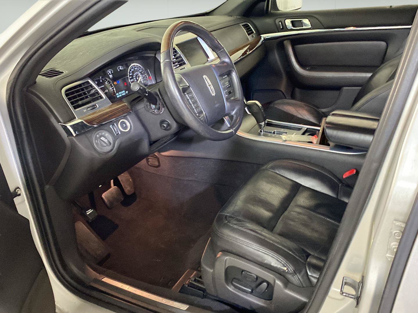 Used 2009 Lincoln MKS AWD image 23