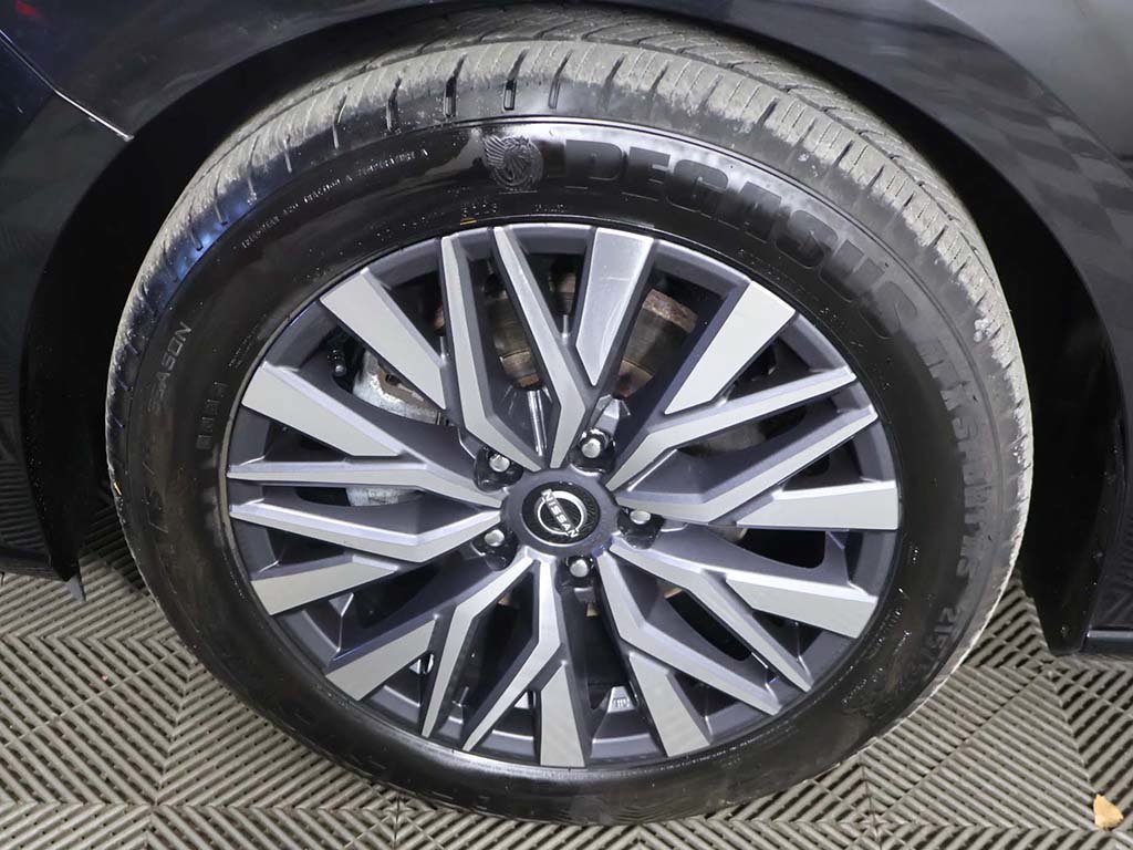 Used 2025 Nissan Altima 2.5 SV FWD image 14