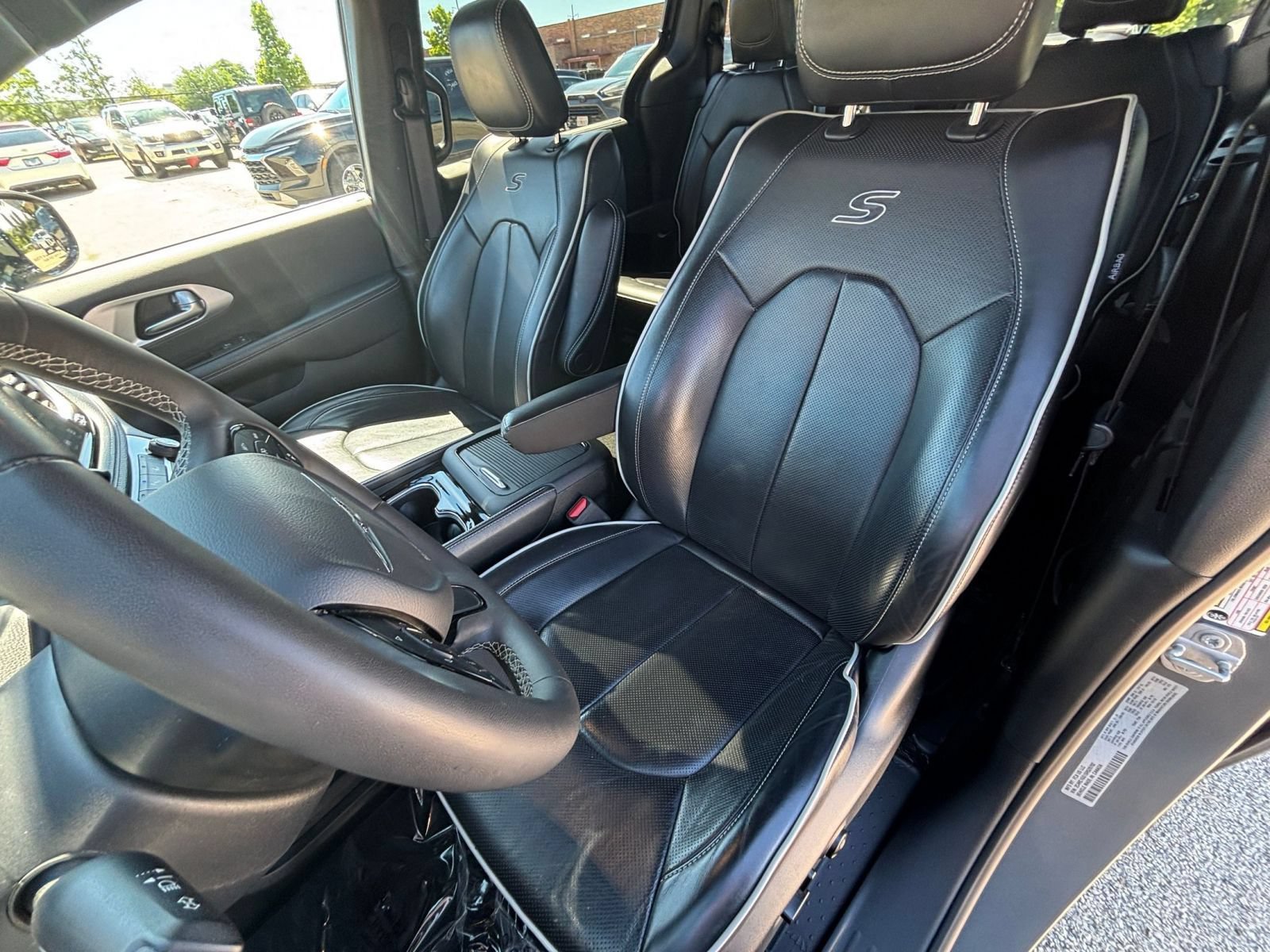 Used 2025 Chrysler Pacifica Limited FWD image 41