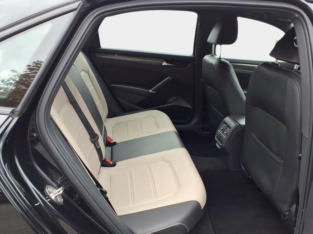 Used 2021 Volkswagen Passat 2.0T R-Line image 16