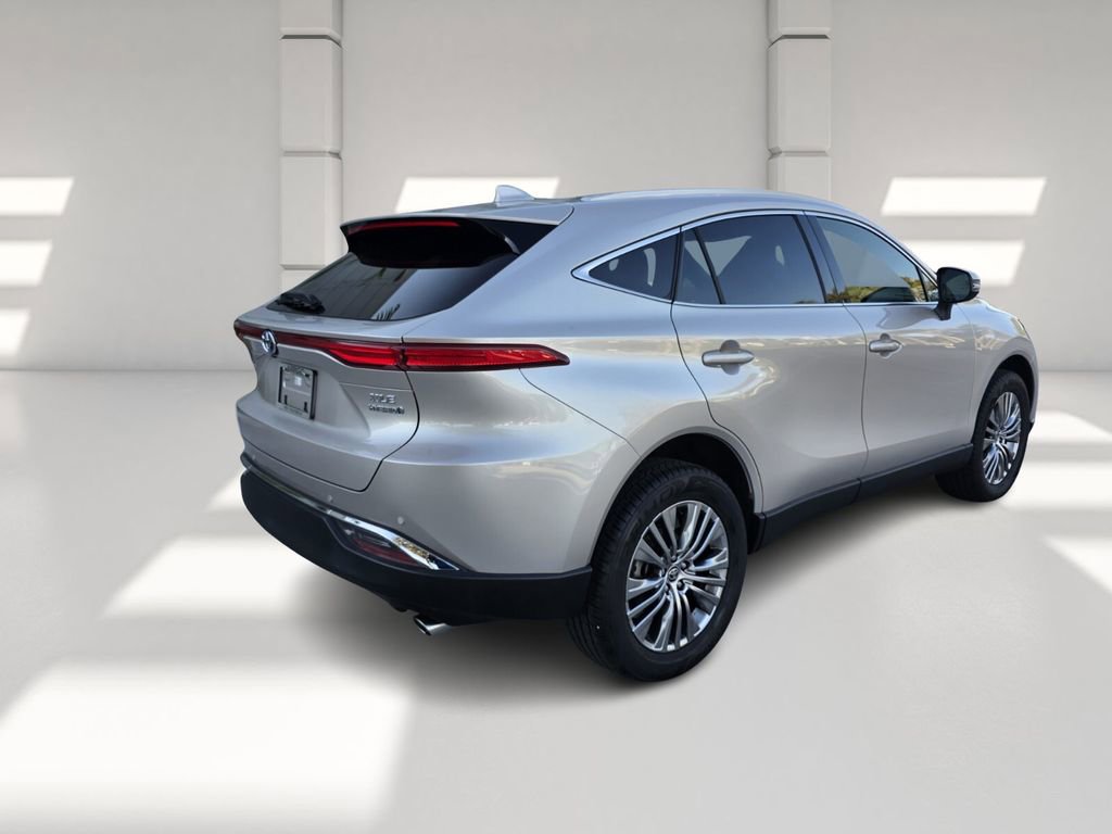 Used 2022 Toyota Venza XLE image 4