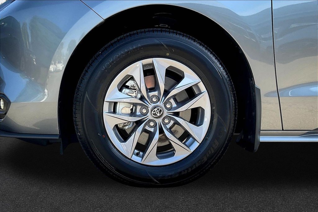 Used 2026 Toyota Sienna XLE FWD image 33