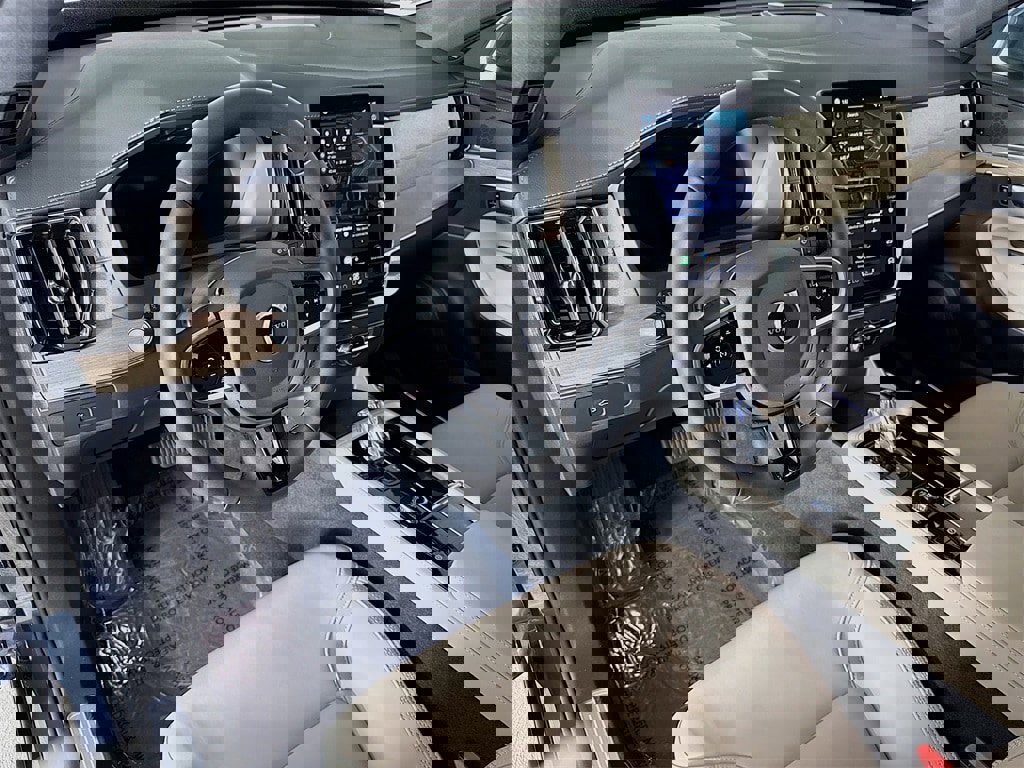 Certified 2026 Volvo XC90 B6 Core image 9