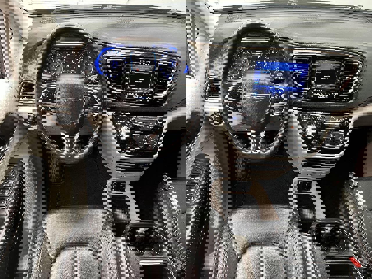 Used 2017 Chrysler Pacifica Touring-L image 19