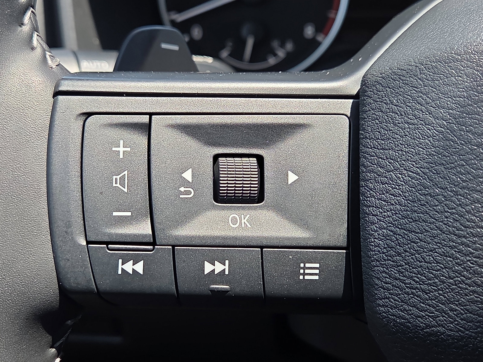 Used 2025 Nissan Rogue SV FWD image 21