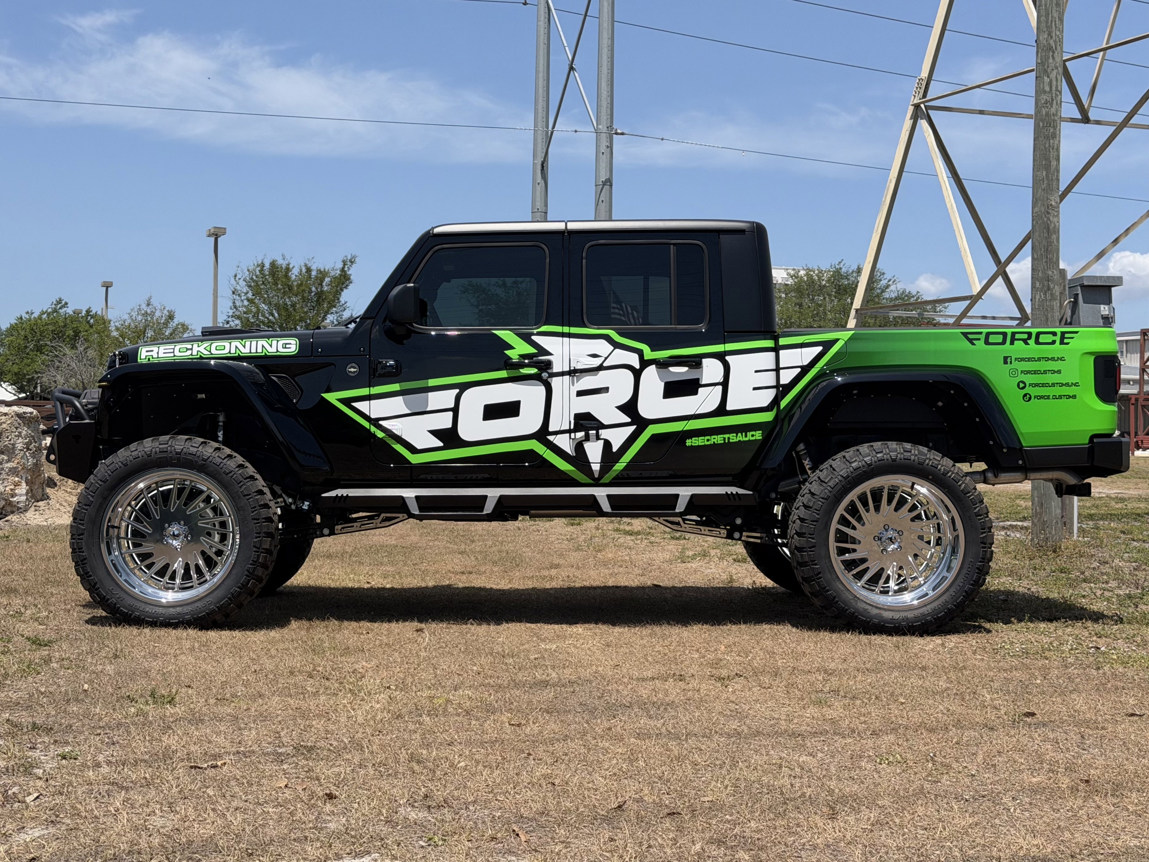 Used 2024 Jeep Gladiator Sport AWD/4WD image 2
