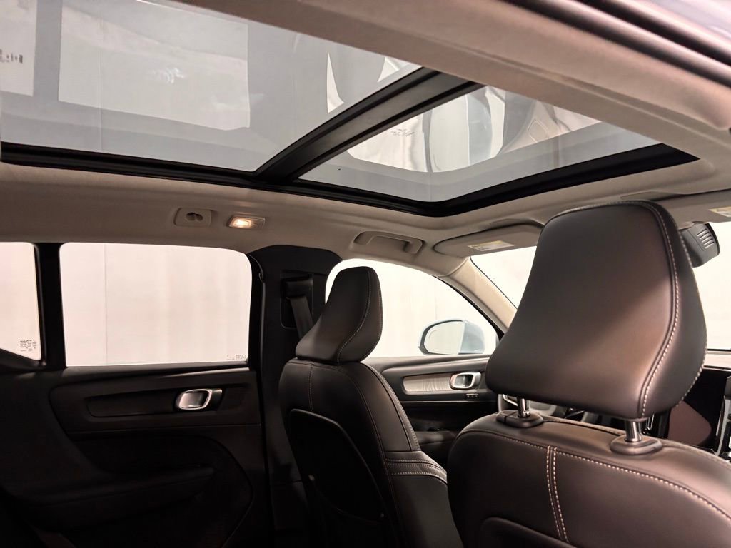 Certified 2025 Volvo XC40 B5 Core image 25