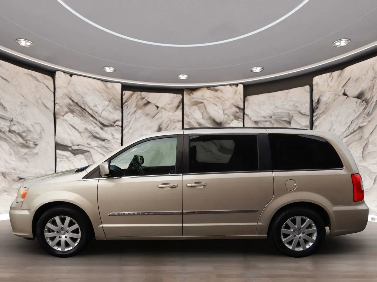 Used 2014 Chrysler Town & Country Touring FWD image 9