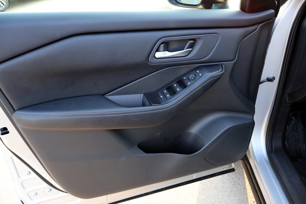 Certified 2025 Nissan Rogue SV AWD/4WD image 17