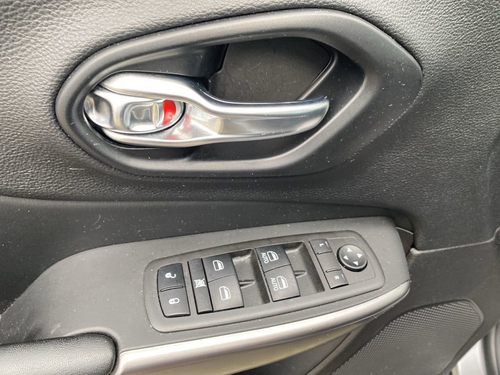 Used 2021 Jeep Cherokee Latitude Lux image 23