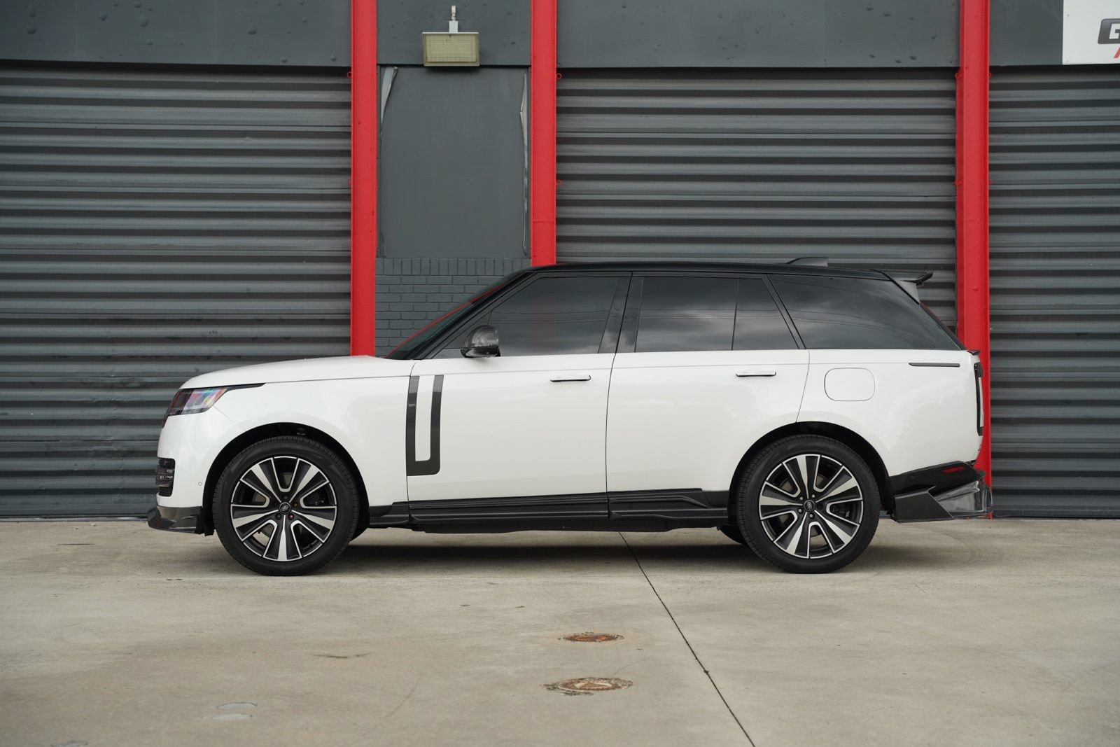 Used 2025 Land Rover Range Rover SE AWD/4WD image 6