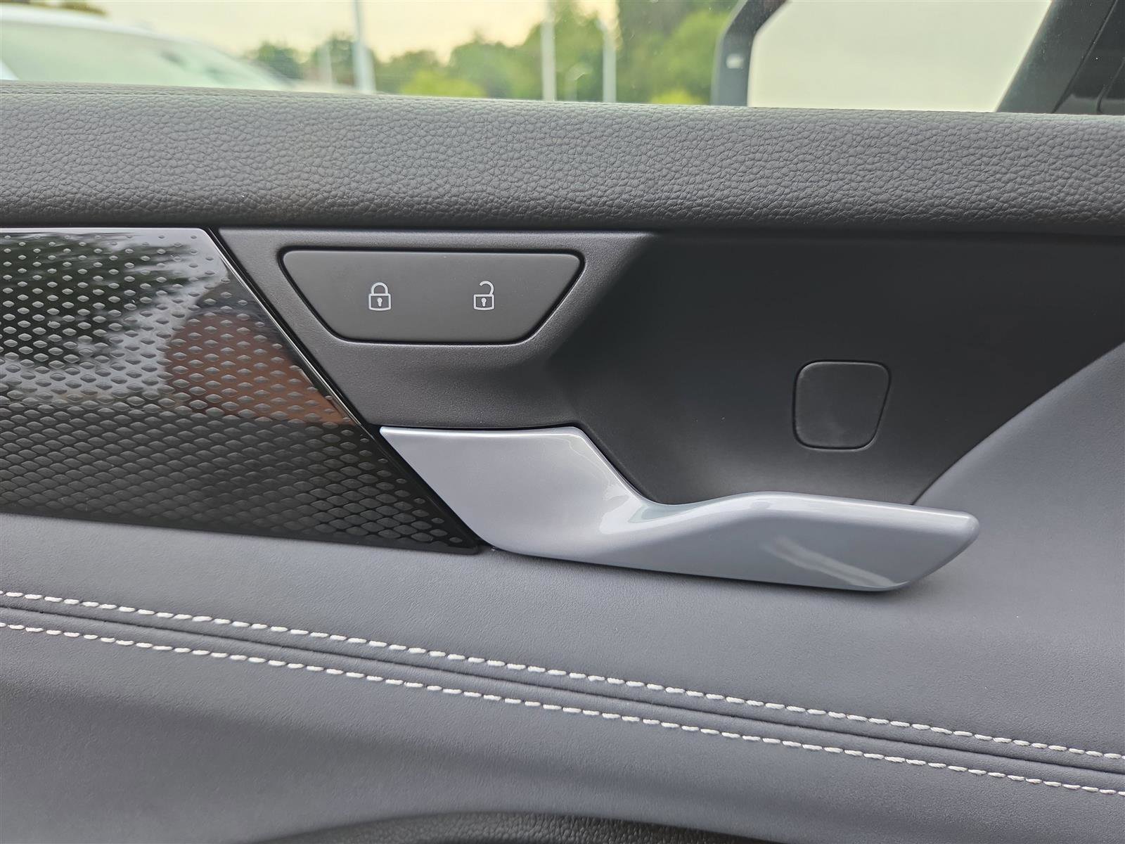 New 2025 Volkswagen Tiguan SE R-Line image 12