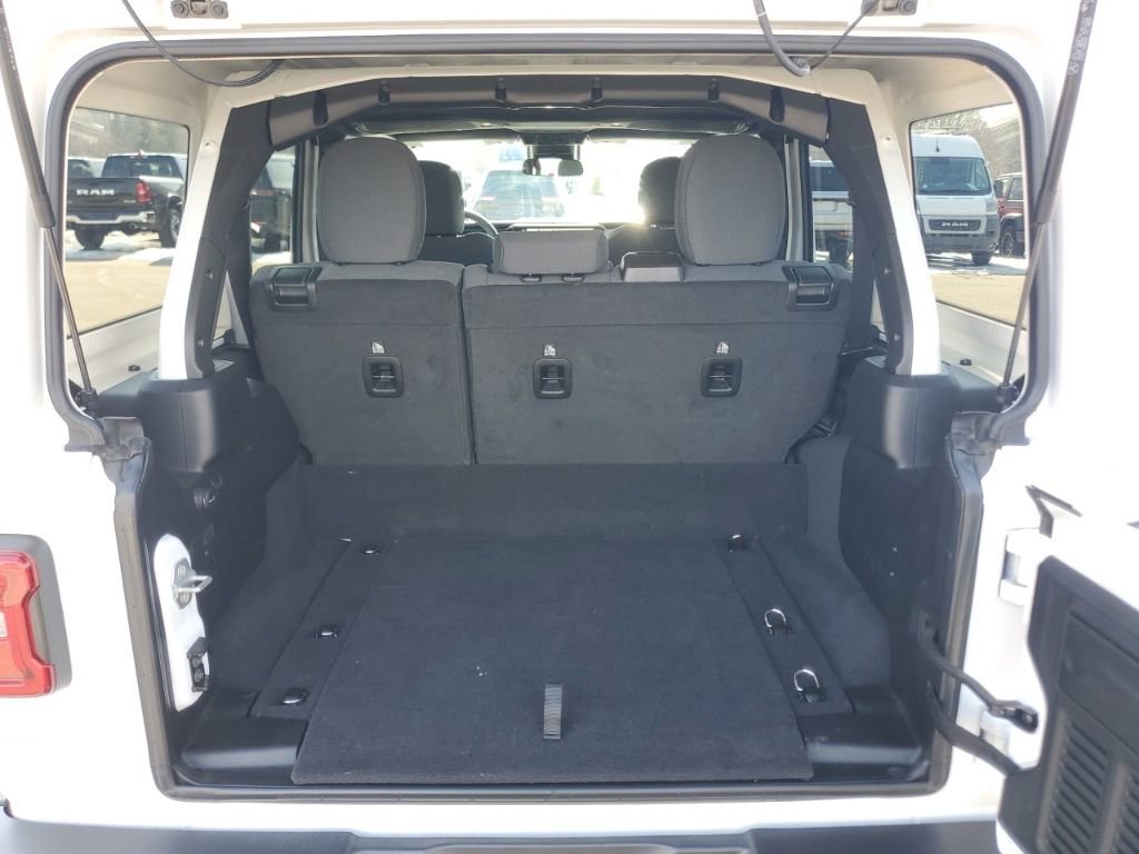 Used 2025 Jeep Wrangler Unlimited Sahara w/ Safety Group image 28