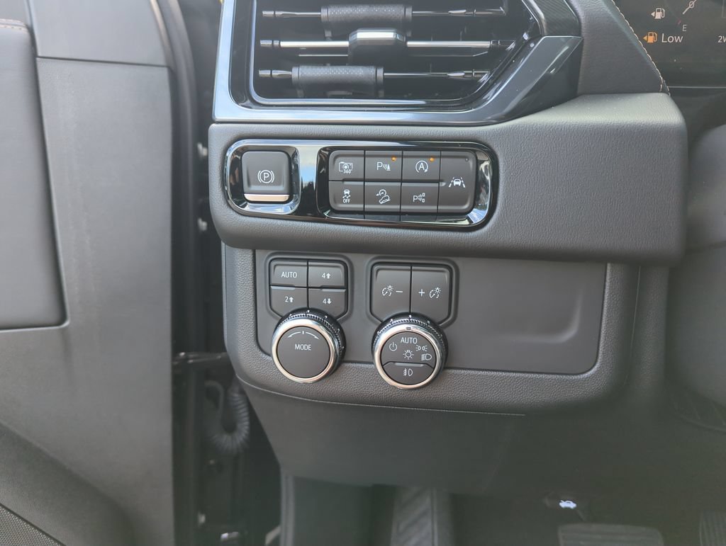 Used 2025 GMC Yukon AT4 w/ AT4 Premium Package AWD/4WD image 19