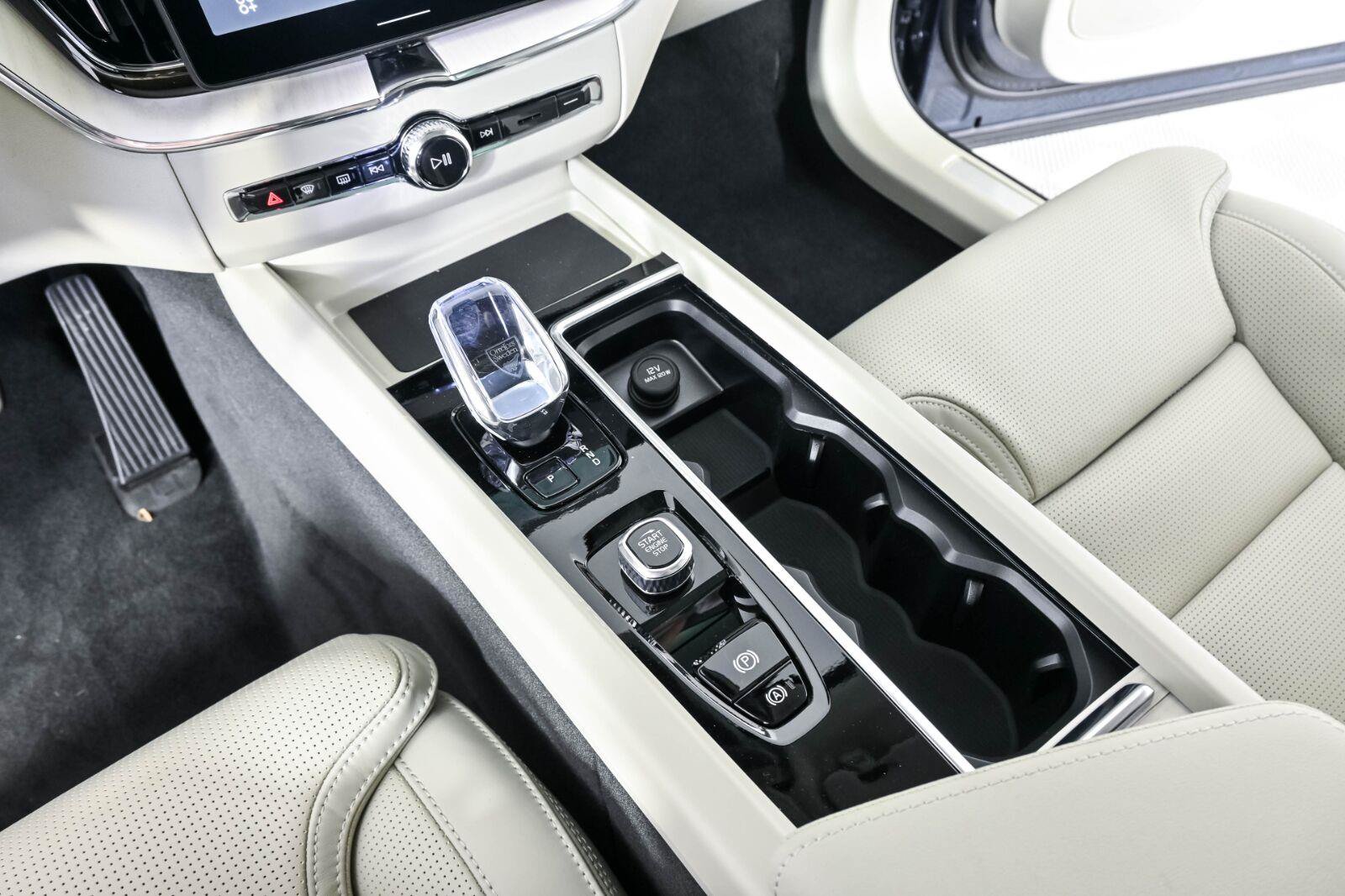 New 2027 Volvo XC60 B5 Ultra AWD/4WD image 16