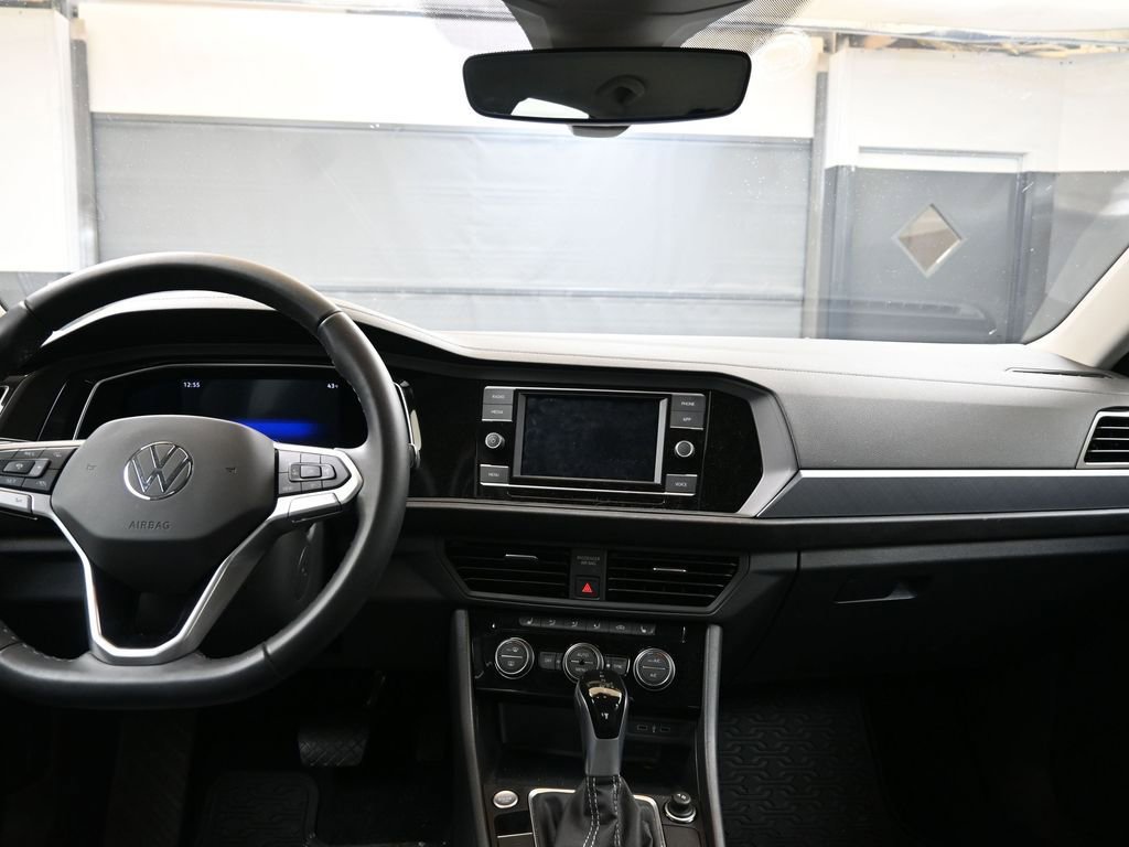Used 2023 Volkswagen Jetta SE w/ Black Wheel Package image 21