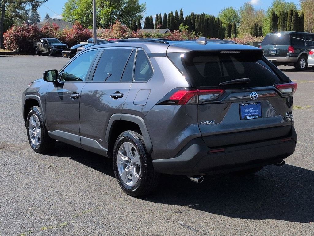 Used 2022 Toyota RAV4 LE AWD/4WD image 3