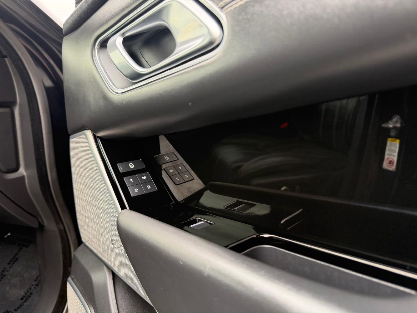 Used 2018 Land Rover Range Rover Velar R-Dynamic HSE image 30