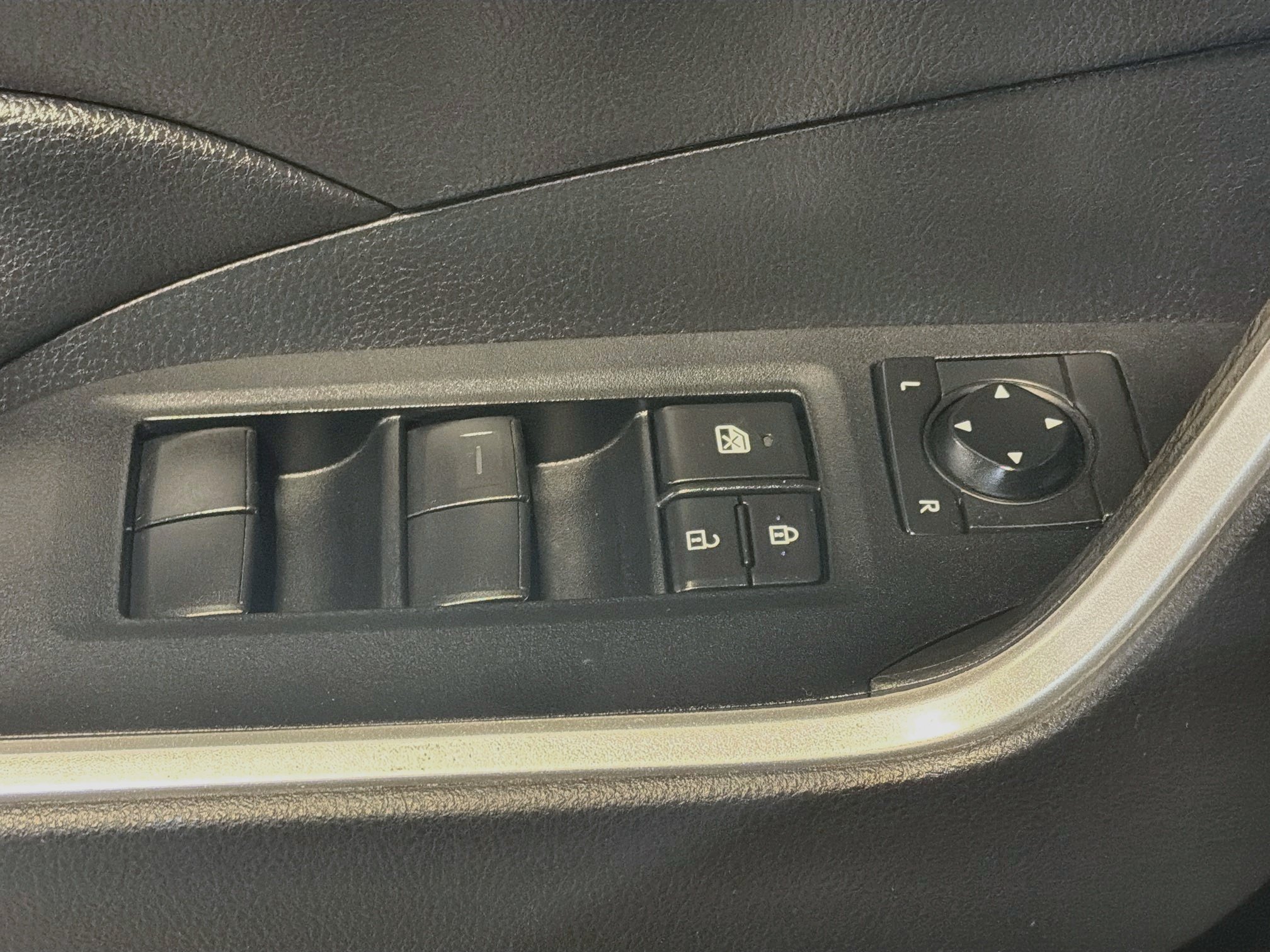 Used 2019 Toyota RAV4 LE AWD/4WD image 15