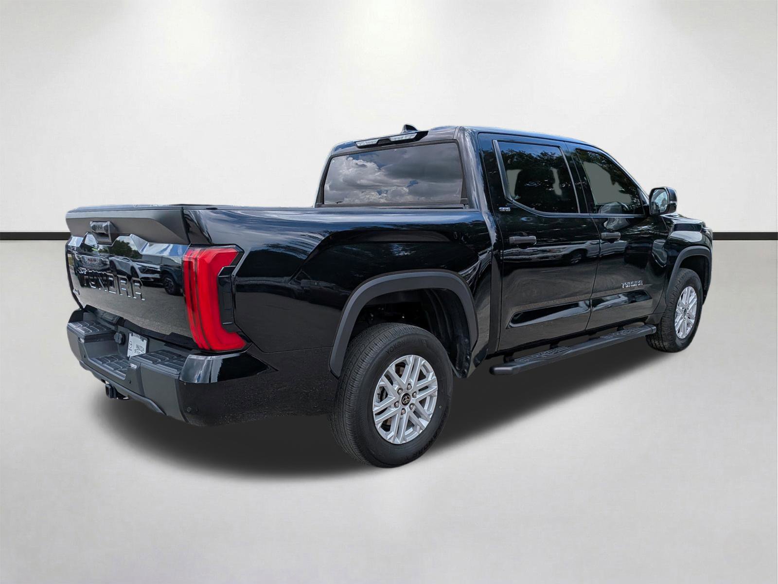 Used 2023 Toyota Tundra SR5 w/ SR5 Convenience Package AWD/4WD image 4