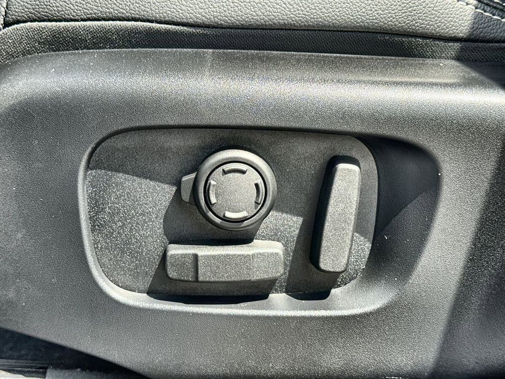 Certified 2025 Land Rover Discovery S image 20