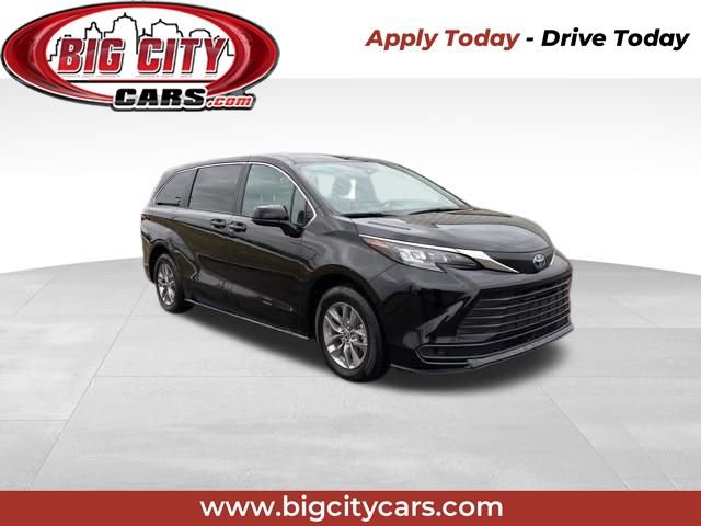 Used 2025 Toyota Sienna LE FWD image 1