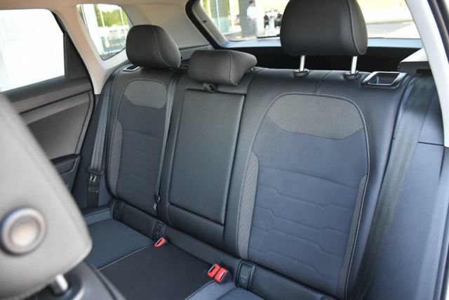 Used 2025 Volkswagen Taos SE w/ Taos MDO Package FWD image 13