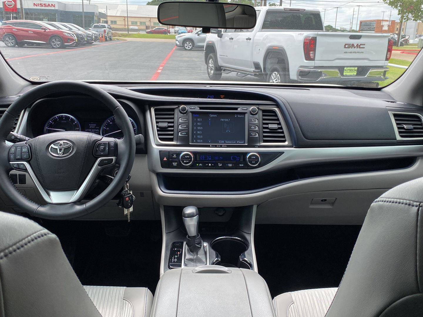 Used 2016 Toyota Highlander Plus FWD image 11