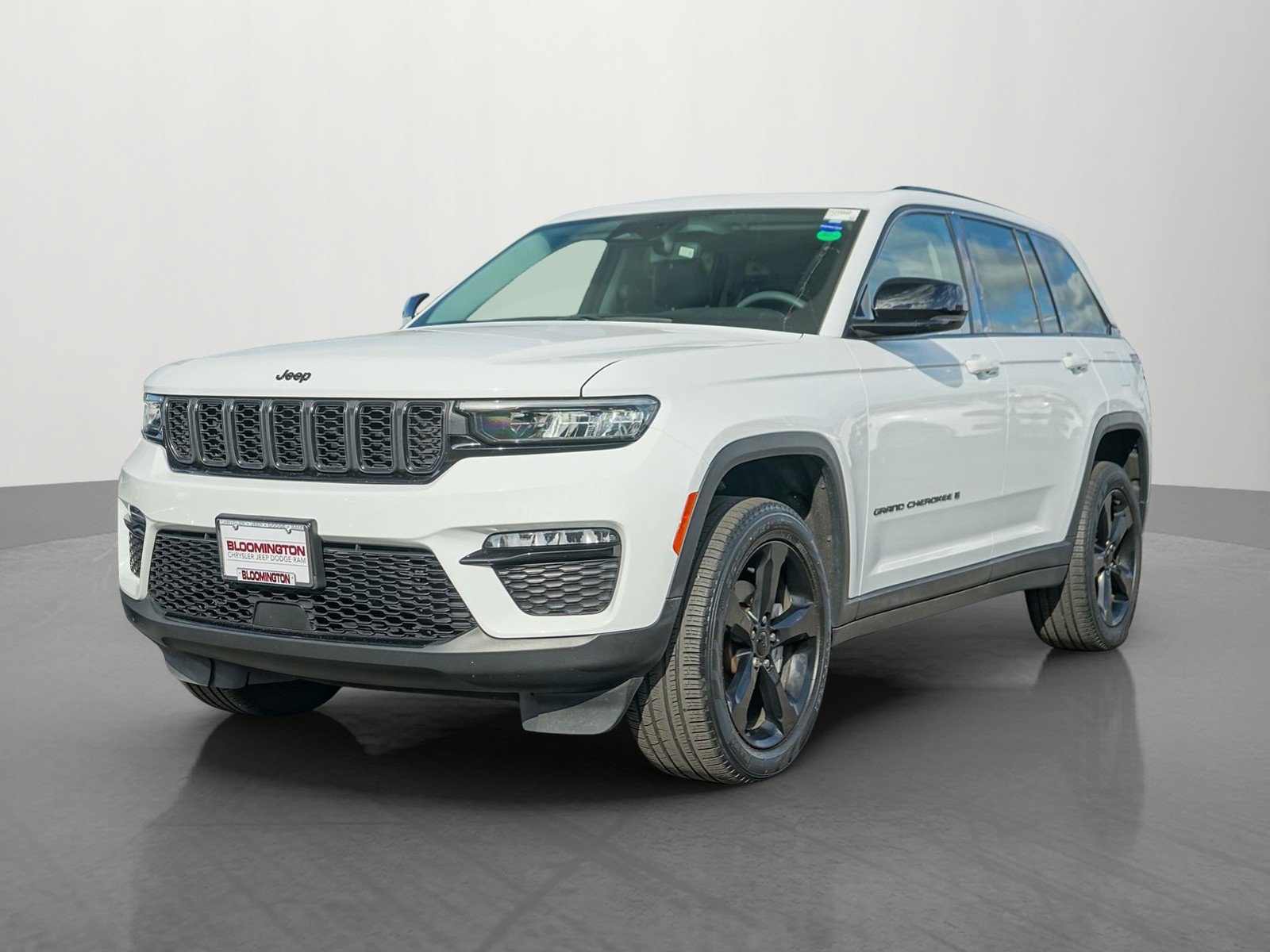 Used 2023 Jeep Grand Cherokee Limited w/ Black Appearance Package image 3